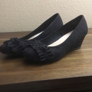 Black wedges